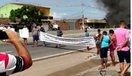 Durante protesto, moradores de Campo Alegre bloqueiam trecho da AL-220