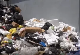 Acúmulo de lixo prejudica comerciantes e pedestres no Centro de Maceió