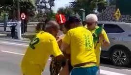 VÍDEO: Mulher aparece nua em ato bolsonarista e é chamada de petista por manifestantes