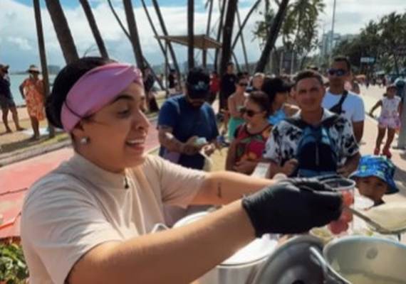 “Não imaginei que faria tanto sucesso”: paulista vira fenômeno vendendo bolo na orla de Maceió