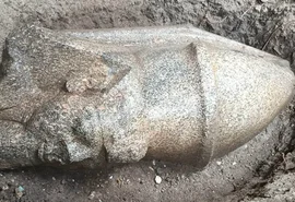 Estátuas gigantes de Ramsés II são encontradas por acaso no Egito