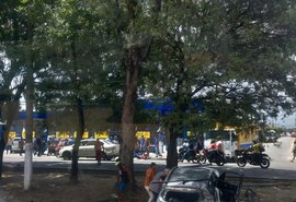 Caminhão desgovernado atinge carros e motos no Santos Dummond