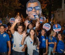 João Folha faz caminhada no bairro do Eustáquio Gomes