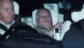 Polícia mantém buscas em mansão após liberar ex-príncipe Andrew