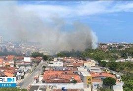 Incêndio em vegetação leva à evacuação de residências na Gruta de Lourdes, Maceió