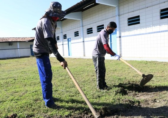 Parceria possibilita reformas de escolas da rede pública com a ajuda de reeducandos