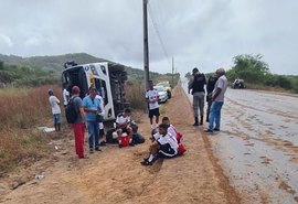 Micro-ônibus que transportava equipe de futebol sub-15 tomba e deixa feridos em São José da Tapera