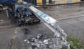 Motorista derruba poste após colisão no Barro Duro, em Maceió