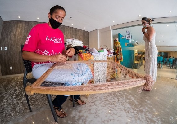 Artesãos do Pontal da Barra comercializam suas peças em hotéis de Maceió