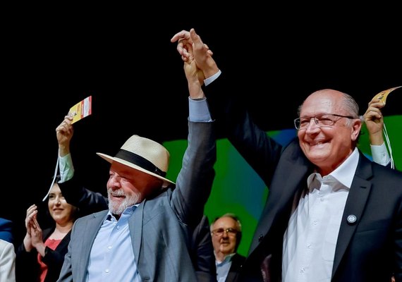 Lula sela chapa com Alckmin, critica Bolsonaro e rebate Milei em convenção