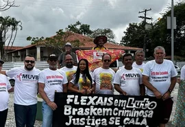 Moradores do Bebedouro protestam em canteiro de obras da Braskem, após 2 anos sem realocação