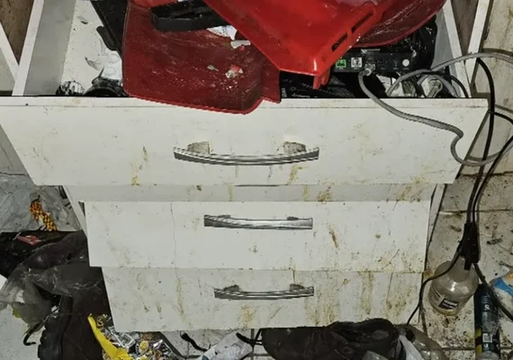 Filho é preso após ostentar luxo e deixar mãe idosa sem luz e na miséria em Maceió