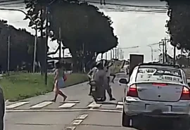 Criança e mulher são atropeladas por moto em faixa de pedestres na BR-104, em Rio Largo