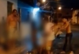 Vídeo: Dupla é espancada e presa após assaltar mulher em ponto de ônibus