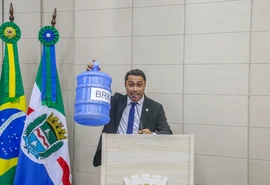 Vereador leva galão d’água ao plenário e cobra BRK e Equatorial por falhas em Maceió