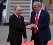 VÍDEO: Trump recebe Putin no Alasca para negociar cessar-fogo na guerra