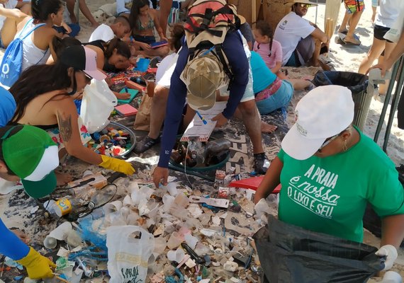 Ações do Dia Mundial da Limpeza são realizadas na praia do Francês