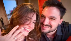 Felipe Neto anuncia noivado com Juliane Carvalho durante viagem à Grécia