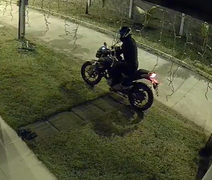 VÍDEO: Dupla armada invade condomínio e assalta residência na Cidade Universitária