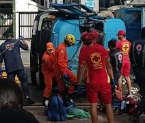 Vídeo: Caminhão desgovernado bate em dois veículos, tomba e deixa feridos na beira-mar de Maceió