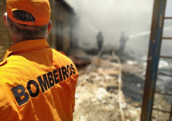 Mulher morre carbonizada após incêndio em casa