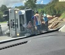 Caminhão tomba na BR-136 e interdita parte da rodovia, em Alagoas