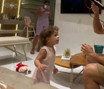 Médico alagoano comove ao raspar cabelo diante da filha com câncer