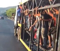 Vídeo: cariocas voltam para casa de caminhão cegonha após ataques a ônibus
