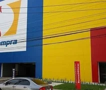 Unidade do supermercado Unicompra em Ponta Verde é fechada pela Prefeitura