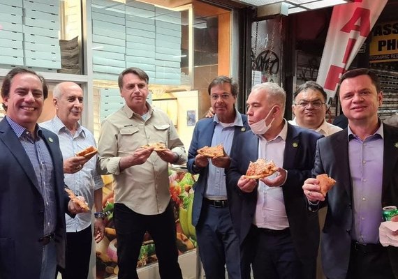 Sem vacina, Bolsonaro e comitiva comem em pé e do lado de fora em NY