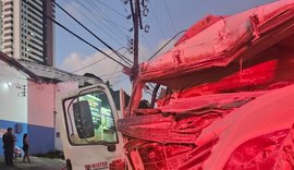 Engavetamento na Levada deixa 3 pessoas presas às ferragens em Maceió