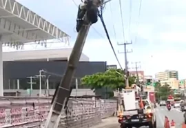 Poste é danificado após carro atingir estrutura na Avenida Gustavo Paiva