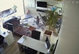 Inacreditável: Criança sai ilesa após ser atingida por carro; veja vídeo