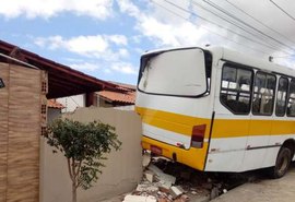 Ônibus invade residências e causa estragos em município de Alagoas