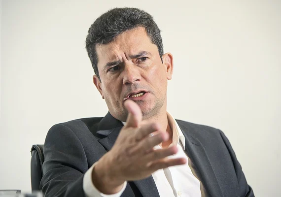 Um dia após abrir mão da candidatura, Moro muda argumentos