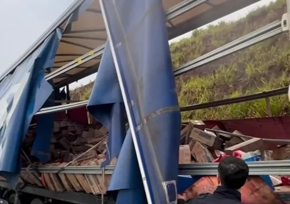 Saqueadores ameaçam motorista e roubam carga após tombamento na BR-101