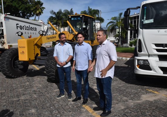 Governador entrega equipamentos para cinco municípios alagoanos