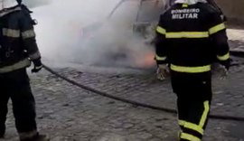 Veículo estacionado pega fogo em rua de Maceió; veja o vídeo