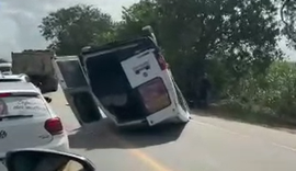 Van capota após colisão na BR-316, em Pilar