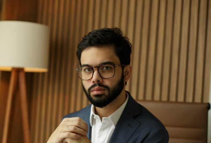 Transplante capilar: por que a linha frontal “perfeita” pode não ser a mais adequada para cada rosto?