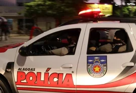 Condutor atinge carro, destrói portão e foge do local em Arapiraca