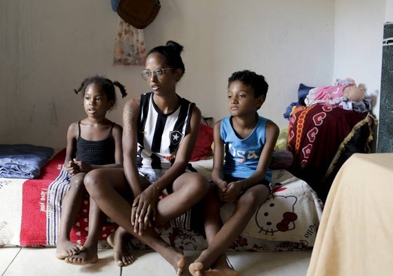 Mulheres chefes de família não conseguem receber auxílio emergencial