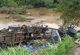 Após veículo cair de ponte, motorista de caminhão tem perna decepada