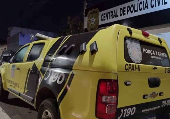Casal é preso após crianças serem encontradas sozinhas em casa em Alagoas