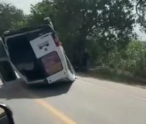 Van capota após colisão na BR-316, em Pilar