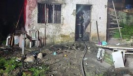 Incêndio destrói residência por completo no bairro do Prado, em Maceió
