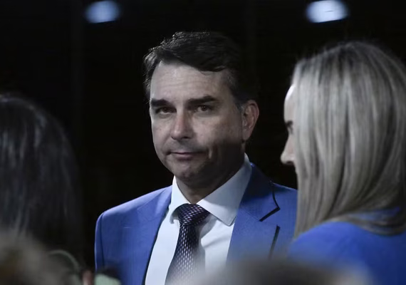 Quaest: Flávio Bolsonaro perde apoio entre jovens, mulheres e evangélicos