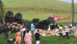 Carreta colide com carros e deixa pelo menos quatro feridos em Roteiro