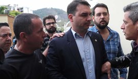 Flávio Bolsonaro mostra nova campanha que recria camisa com sangue