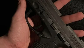 Polícia apreende pistola e drogas após fuga de homem pelo telhado